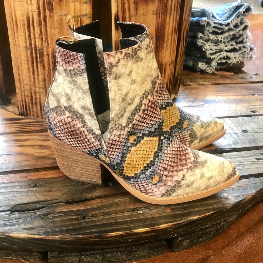 🧬Multi Color Snake Print bootie